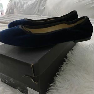 JCREW BALLET FLATS! Size 7 Navy Velvet!